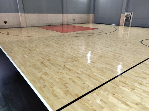 上海KC篮球俱乐部体育地板现场做漆案例分享