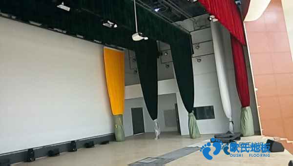 单龙骨运动场木地板保养方法