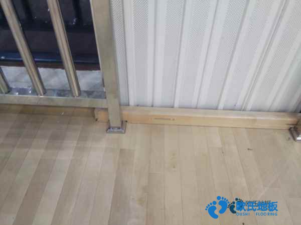 学校篮球场地木地板能拖吗
