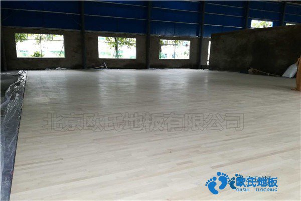 学校篮球场地地板特点