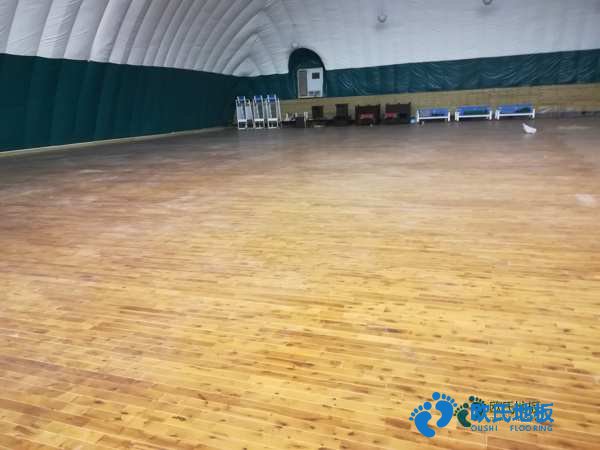 单龙骨运动体育地板保养方法