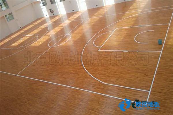 学校篮球场地地板能用多久