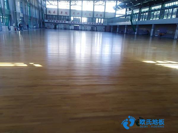 学校篮球馆地板生产的工作环境