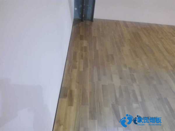 学校篮球场馆地板的生产线