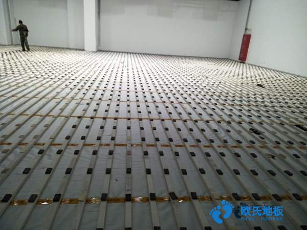 双龙骨篮球场地木地板保养方法