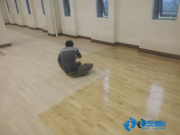 单龙骨运动场地地板如何保洁