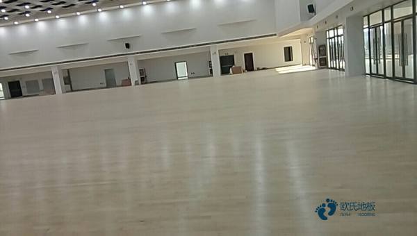 较好的篮球运动木地板清洁用什么
