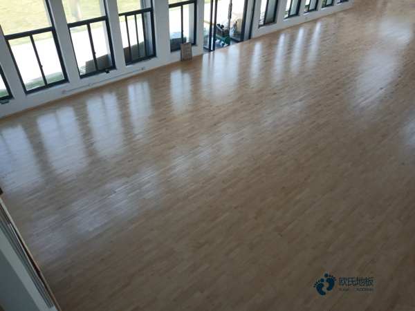 25厚体育运动木地板清洁保养
