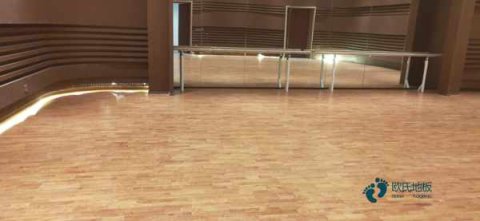 大学篮球场馆木地板施工