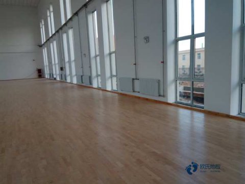 学校运动场木地板施工方案