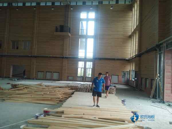 学校篮球场地地板耐磨层1