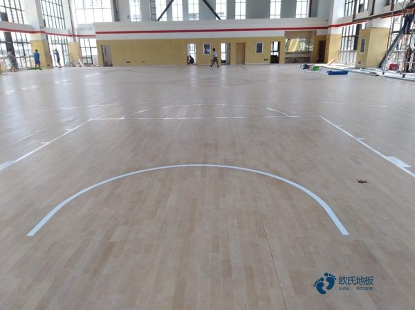 大学运动馆地板施工队3
